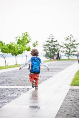 bir sırt çantası ile bir çocuk.