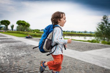 bir sırt çantası ile bir çocuk.