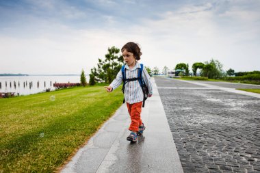 Bir çocuk sabun köpüğü ile oynuyor.