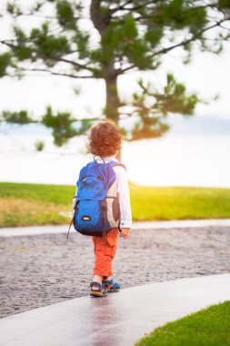 bir sırt çantası ile bir çocuk.