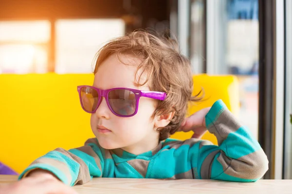 A fiú napszemüveg. — Stock Fotó