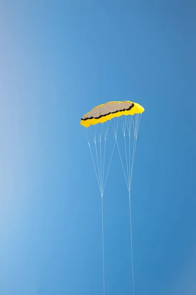 Kitesurf no céu . — Fotografia de Stock