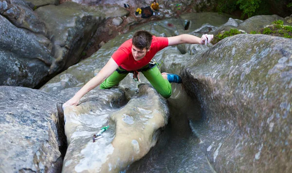 Deportes extremos en las rocas . —  Fotos de Stock