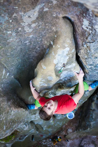 Sports extrêmes sur les rochers . — Photo