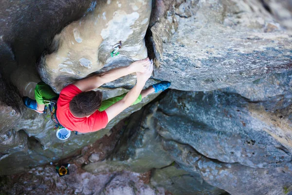 Extreme sporten op de rotsen. — Stockfoto