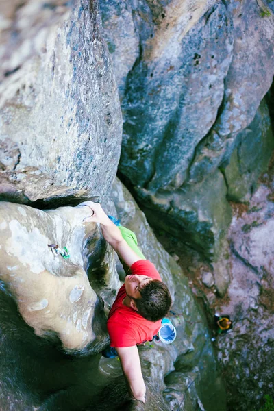 Deportes extremos en las rocas . — Foto de Stock