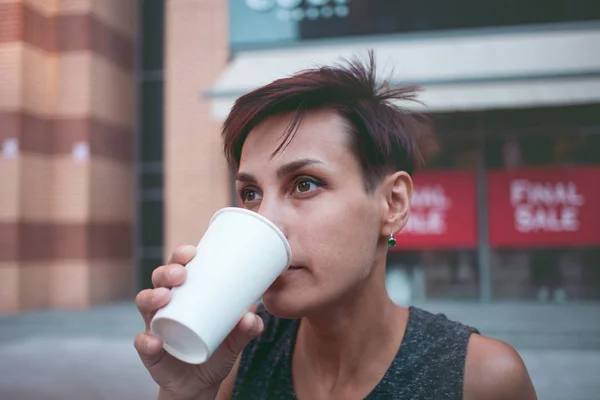 Ritratto di donna con caffè . — Foto Stock