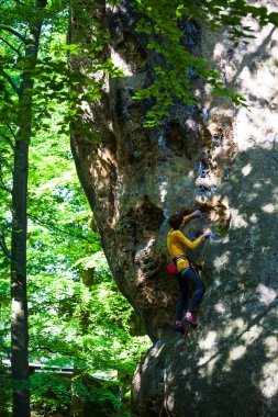 kaya kız dağcı tırmanıyor.