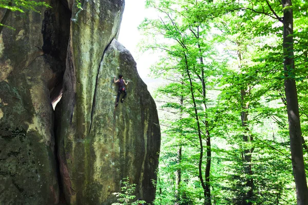 Mädchen klettert auf den Felsen. — Stockfoto