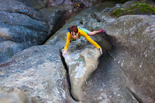 Menina alpinista sobe a rocha . — Fotografia de Stock