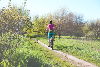 Kız bir bisiklet sürme.