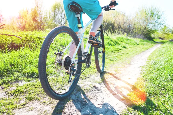 Kız bir bisiklet sürme.