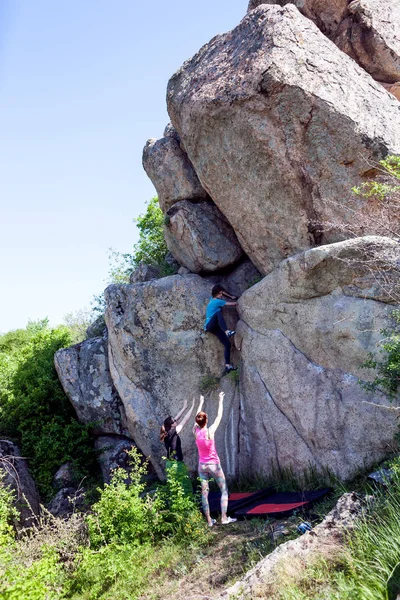 선수는 bouldering 야외. — 스톡 사진