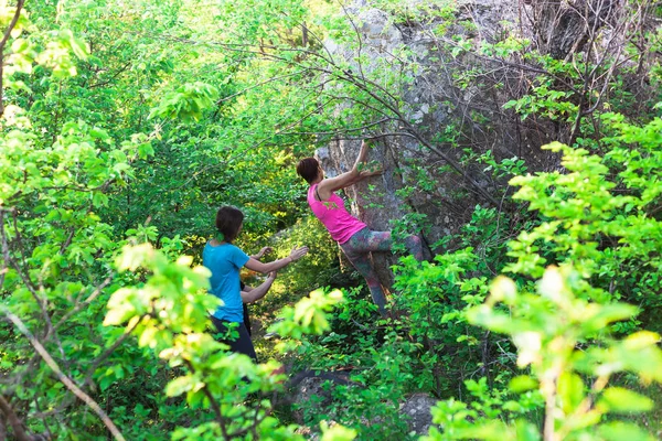 Οι αθλητές είναι bouldering σε εξωτερικούς χώρους. — Φωτογραφία Αρχείου