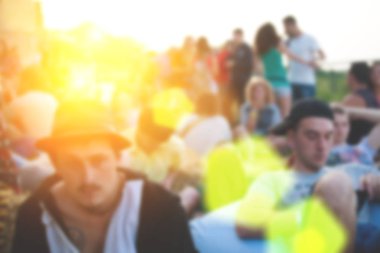 İnsanlar konserde eğleniyor..