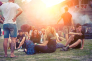 İnsanlar konserde eğleniyor..