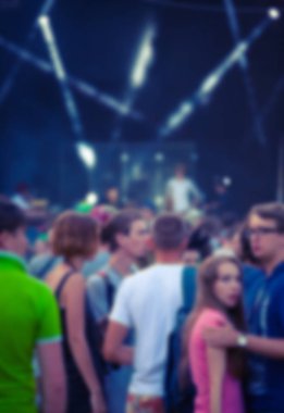 İnsanlar konserde eğleniyor..