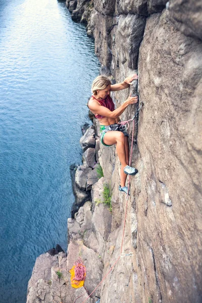 Flicka klättrar rock — Stockfoto