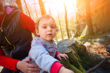 Küçük çocuk bir tahta sopa ile çalış.