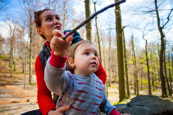 Küçük çocuk bir tahta sopa ile çalış.