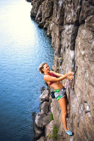 Flicka klättrar rock — Stockfoto