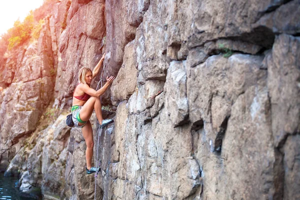Girl climbs the rock — Stock Photo, Image
