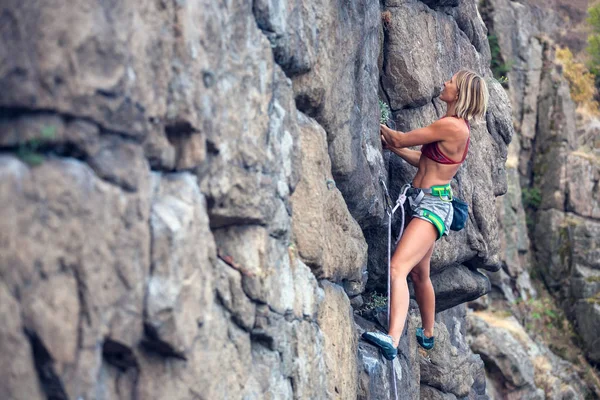 Chica sube la roca —  Fotos de Stock