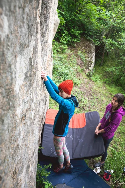 Escalador es bouldering al aire libre . — Foto de Stock