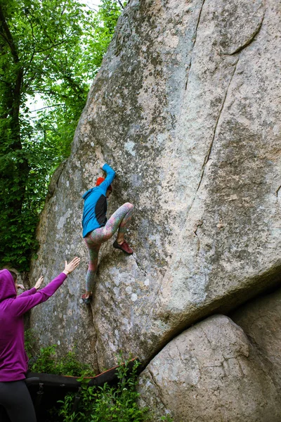 Athletes are bouldering outdoors. — Stock Photo, Image