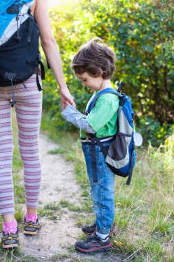 Çocuk ve annem ormandaki.