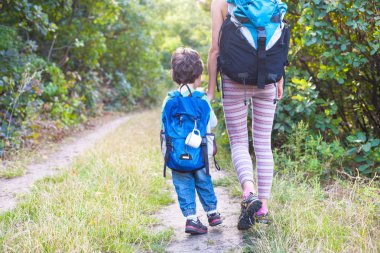 Çocuk ve annem ormandaki.