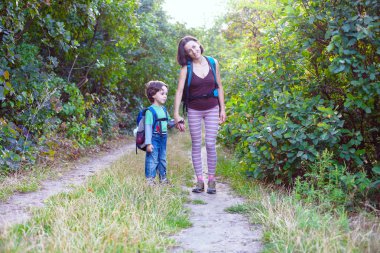 Çocuk ve annem ormandaki.