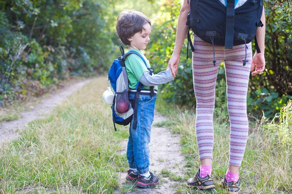 Chłopiec i mama w lesie. — Zdjęcie stockowe