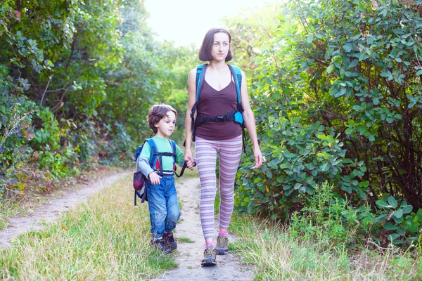 Niño y mamá en el bosque . —  Fotos de Stock