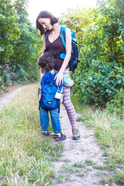 Çocuk ve annem ormandaki.