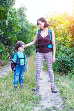 Çocuk ve annem ormandaki.