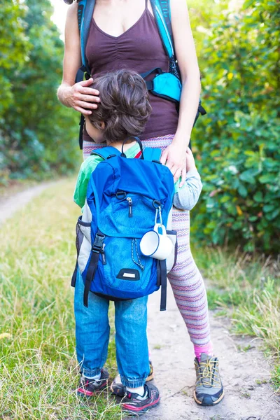 Çocuk ve annem ormandaki.