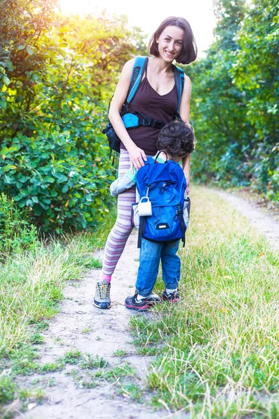 Çocuk ve annem ormandaki.