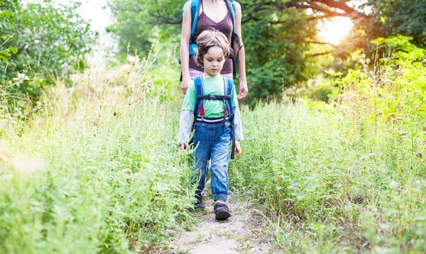 Çocuk ve annem ormandaki.