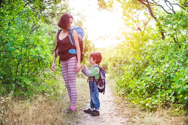 Çocuk ve annem ormandaki.