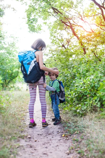 Garçon et maman dans la forêt . — Photo