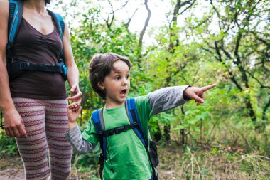 çocuk annesi bir iz gösterir..