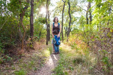 Çocuk ve annem ormandaki.