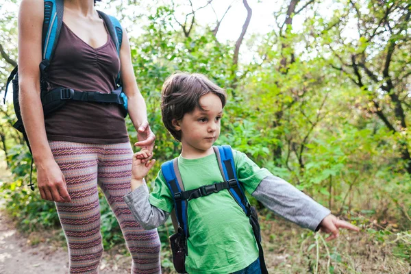 çocuk annesi bir iz gösterir..
