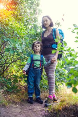 Çocuk ve annem ormandaki.