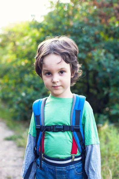 Ein Junge mit einem Rucksack. — Stockfoto