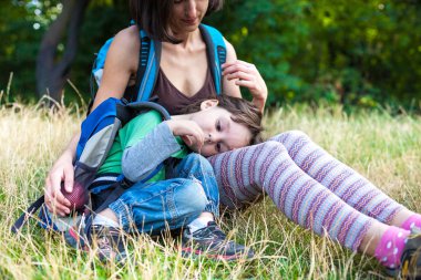 çocuk anne kucağında tarafından dinleniyor