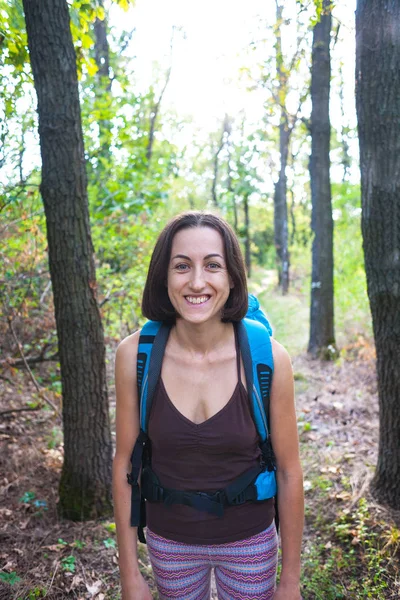 Dziewczyna na pieszą wycieczkę po lesie — Zdjęcie stockowe
