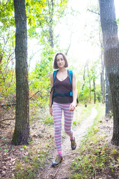 Lány egy kirándulás az erdőben — Stock Fotó