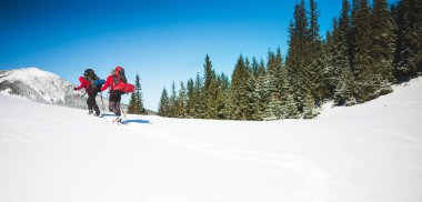 İki dağcı dağda vardır.